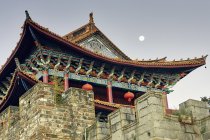 Vista de baixo ângulo de pagode e lua cheia, Dali, Yunnan, China — Fotografia de Stock