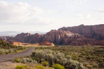 Vista del paisaje y carretera del Parque Estatal Snow Canyon, Utah, EE.UU. - foto de stock