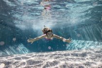 Menina nadando na piscina — Fotografia de Stock