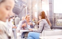 Empresárias discutem durante almoço de trabalho em restaurante — Fotografia de Stock