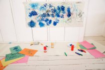 Leeres Spielzimmer mit Kinderhandmalereien an der Wand — Stockfoto