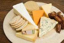 Закри подання ради з різними сир і крекери — стокове фото