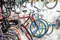 Велосипеди в ряд для продажу в магазині — стокове фото