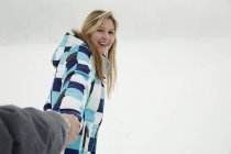 Молода жінка, яка сніжить, Саттельбергалм (Тіроль, Австрія). — стокове фото