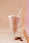 Milkshake au chocolat en verre — Photo de stock
