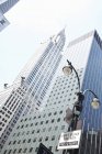 Chrysler будівлі і вулиці світло з знак, Нью-Йорк, США — стокове фото