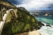 Bridge over cliffs in California — Stock Photo