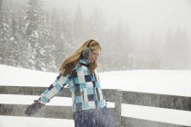 Jovem mulher brincando na neve, Sattelbergalm, Tirol, Áustria — Fotografia de Stock