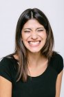 Retrato de cabeça e ombro de olhos de mulher jovem fechado sorriso de dente — Fotografia de Stock