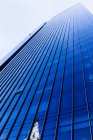 Modernes Bürogebäude mit blauem Himmel und Glasfassade — Stockfoto