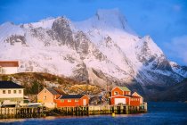 Casas en el pueblo pesquero de Reine, Lofoten, Noruega - foto de stock