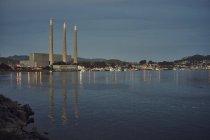 Veduta dell'impianto di trattamento delle acque e della costa al tramonto, Morro Bay, California, USA — Foto stock