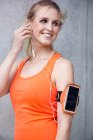Mulher com tecnologia wearable e fones de ouvido — Fotografia de Stock