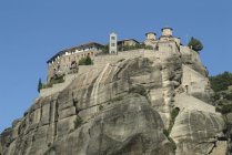 Vue en angle bas du monastère de Varlaam sur la formation rocheuse, Meteora, Thassaly, Grèce — Photo de stock