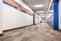 Couloir vide d'un bâtiment moderne dans un hôpital — Photo de stock