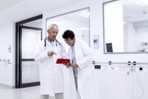 Due medici che guardano tablet digitale — Foto stock