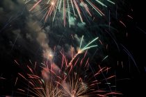 Fuochi d'artificio esplodono di notte — Foto stock