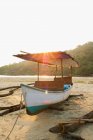 Лодка на пляже в Палолеме — стоковое фото
