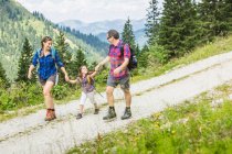 Parents et fille randonnée, Tyrol, Autriche — Photo de stock