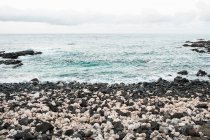 Вид на пляж и море — стоковое фото