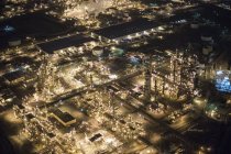 Vue aérienne de la raffinerie de pétrole illuminée la nuit, Los Angeles, Californie, États-Unis — Photo de stock
