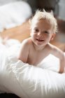 Bambino ragazzo giocare in coperte — Foto stock