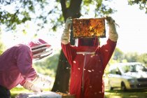 Dois apicultores levantando quadro da colmeia de abelhas — Fotografia de Stock