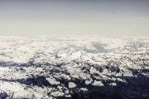 Vista aerea delle montagne innevate delle Alpi — Foto stock
