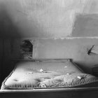 Verfallenes Schlafzimmer, Schwarz-Weiß-Bild — Stockfoto