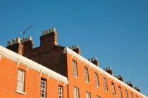 Фасад дома на фоне голубого неба — стоковое фото