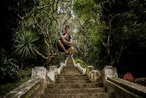 Mann in der Luft auf Stufen zum phousi, luang prabang, laos — Stockfoto