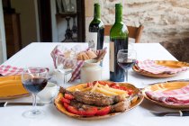 Steaks mit Pommes und Gemüse auf dem Tisch — Stockfoto