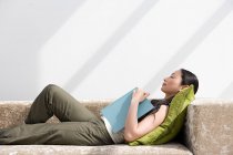 Giapponese donna dormire su divano — Foto stock