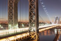 George Washington Bridge al atardecer, Nueva York, EE.UU. - foto de stock