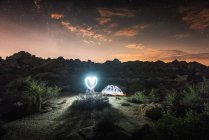 Beleuchtetes Zelt bei Nacht, Joshua Tree National Park, Kalifornien, USA — Stockfoto