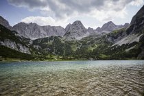 Montañas Wetterstein y lago Seebensee - foto de stock