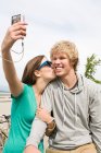 Adolescente casal com câmera digital — Fotografia de Stock