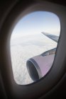 Vista desde la ventana del avión - foto de stock