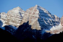 Vista panorâmica de rochas cobertas de neve e céu azul — Fotografia de Stock