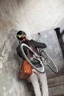 Крупным планом привлекательного человека с велосипедом — стоковое фото