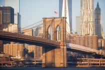 New York City Wolkenkratzer und Brücke — Stockfoto