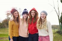 Ritratto di quattro ragazze adolescenti in cappelli a maglia — Foto stock