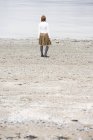 Rückansicht einer jungen Frau, die aufs Meer blickt — Stockfoto