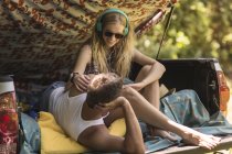 Giovane donna e fidanzato in pick up stivale mentre il campeggio — Foto stock
