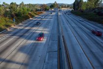 Tráfico por carretera en Los Ángeles, California, EE.UU. - foto de stock