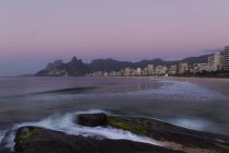 Vue lointaine de la plage d'Ipanema au lever du soleil, Rio De Janeiro, Brésil — Photo de stock