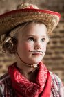 Молодая девушка в костюме ковбойши — стоковое фото