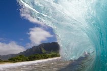 Welle ist eine kleine, lange Belichtung der Wellen des atlantischen Ozeans mit dem Himmel — Stockfoto