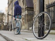 Вор крадет велосипед — стоковое фото
