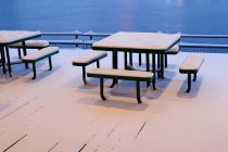 Mesas e bancos cobertos de neve — Fotografia de Stock